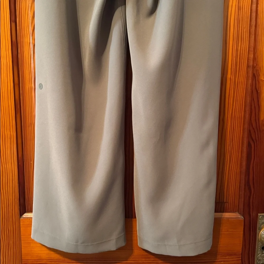 Lululemon On the Fly Wide-Leg 7/8 Pant *Woven - Grey Sage
